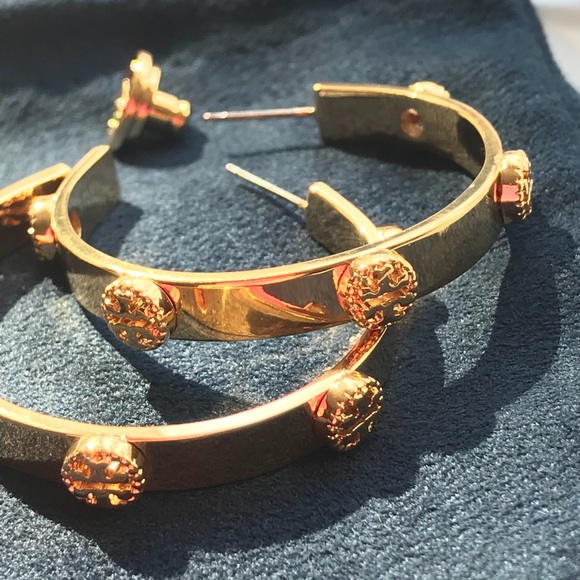 Brand New! Tory Burch logo hoop gold tone Earring - Picture 7 of 8